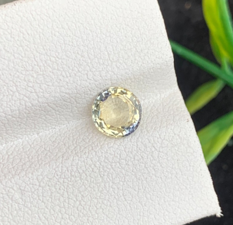 1.35 Carats Luminous Bicolor Sapphire Gemstone, Round Shape with Dazzling Shine
