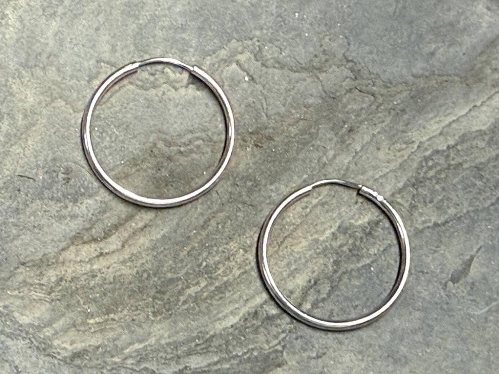 SILPADA 925 STERLING SILVER ” ENDLESS ELEGANCE HOOP EARRINGS – EXCELLENT