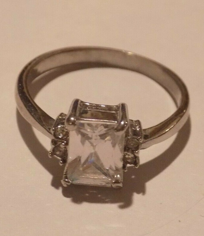 Beautiful solitaire with accents silver tone Ring Size 8.5 (226)