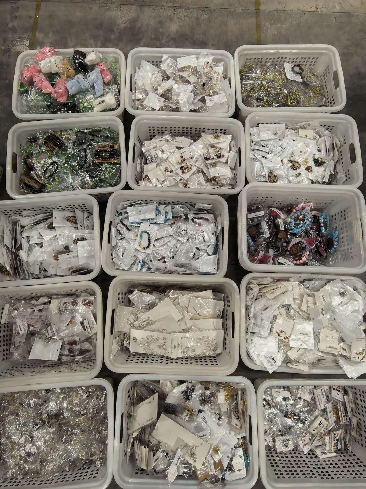 Random 100PCS Mystery Bulk Lot Jewelry Earrings Rings Necklaces Bracelets USA