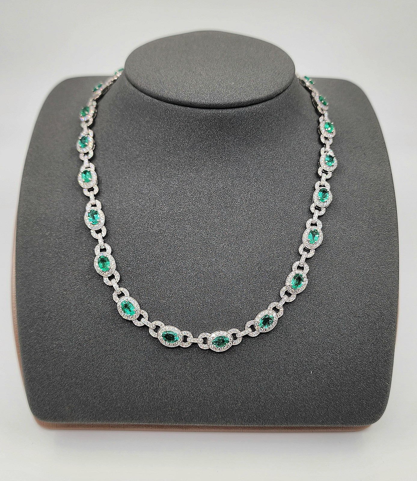 13.81 ct Natural Emerald Diamond Necklace