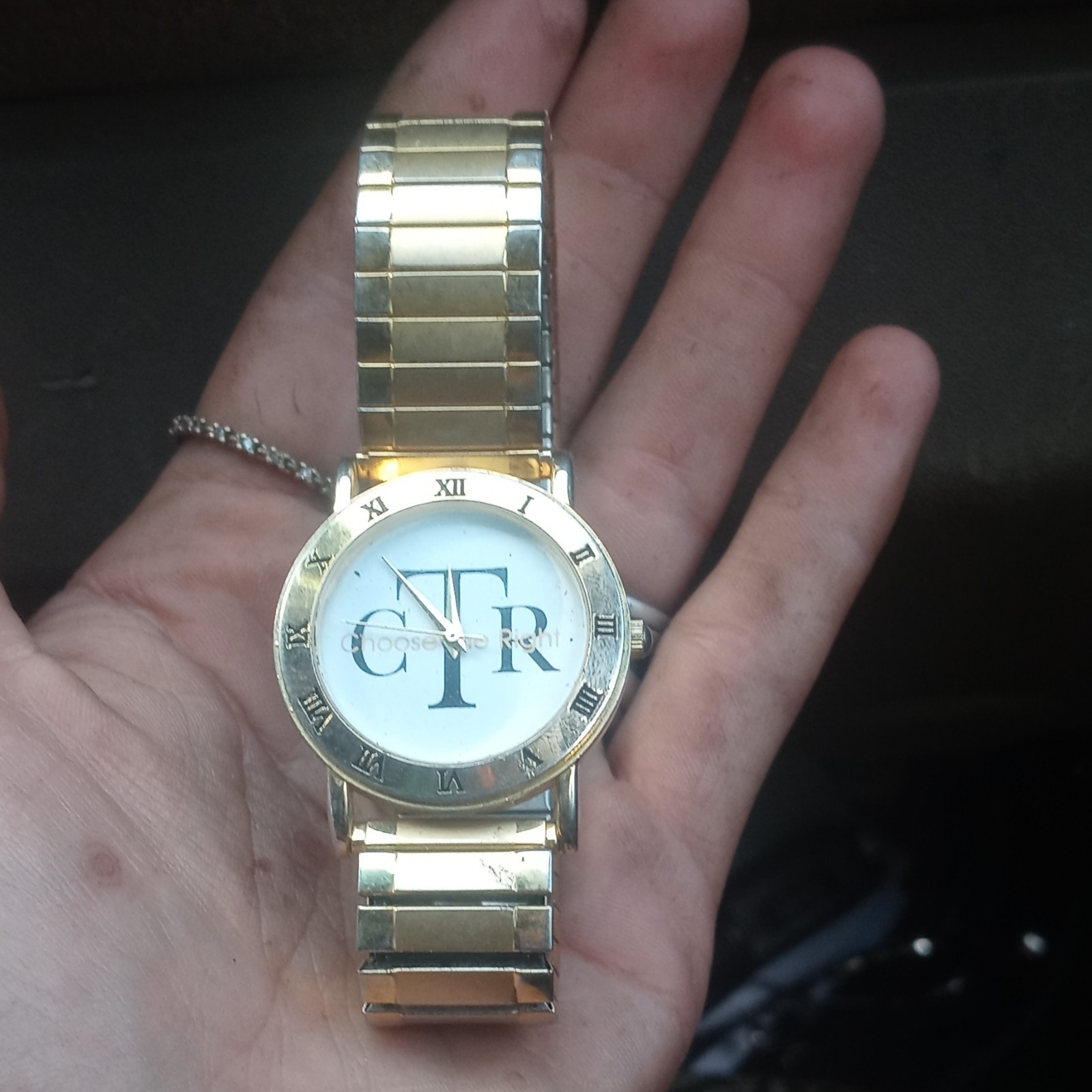 Gold Tone Analog Wristwatch White Dial Roman Numerals Metal Bracelet Round