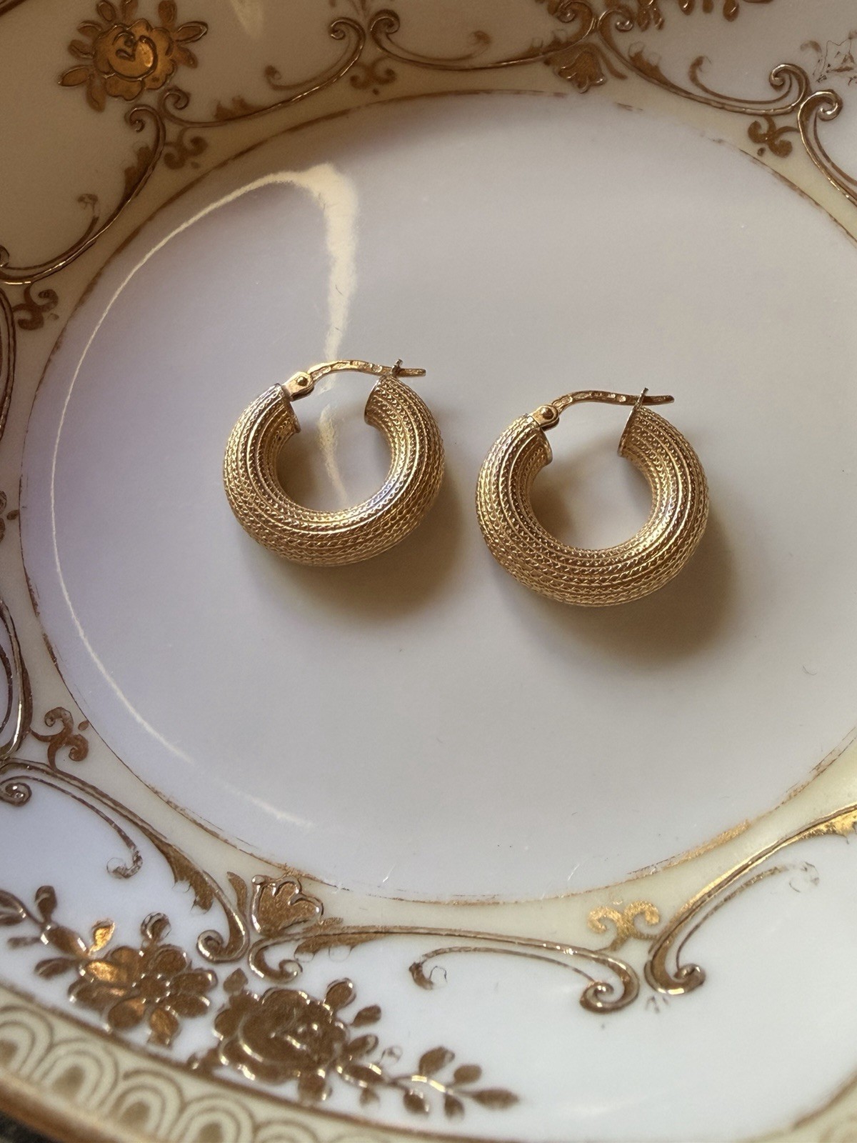 Vintage UnoAerre Italian 18kt Buttery Yellow Gold Etched 3/4″ Hoop Earrings