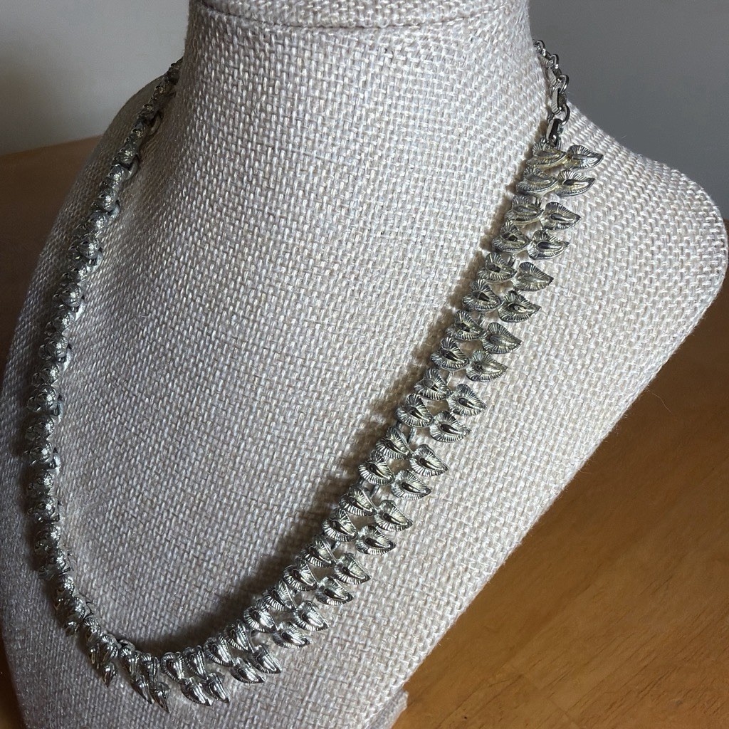 Vintage Coro Silver Tone Statement Leaf Link Chain Necklace 18” Hook Closure