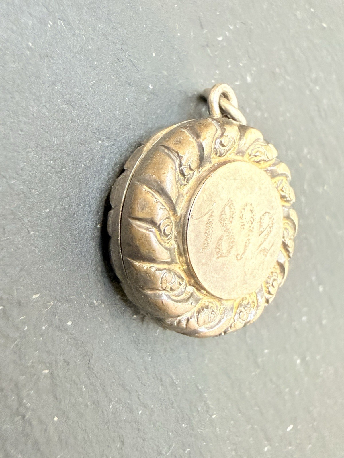 1892 Art NouveauETCHED FLOWER GOLD SHELL Filled LOCKET PENDANT Antique 0.75