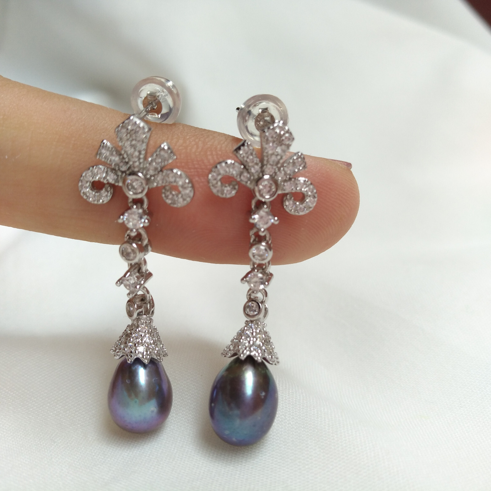 New A Pair Beautiful Design 7x9mm Natual South Sea Black Pearl Earrings S925