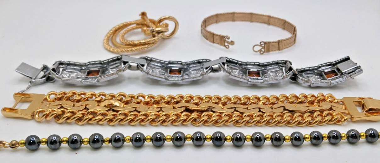 Vintage mixed material & metals necklace bracelet ring brooch lot