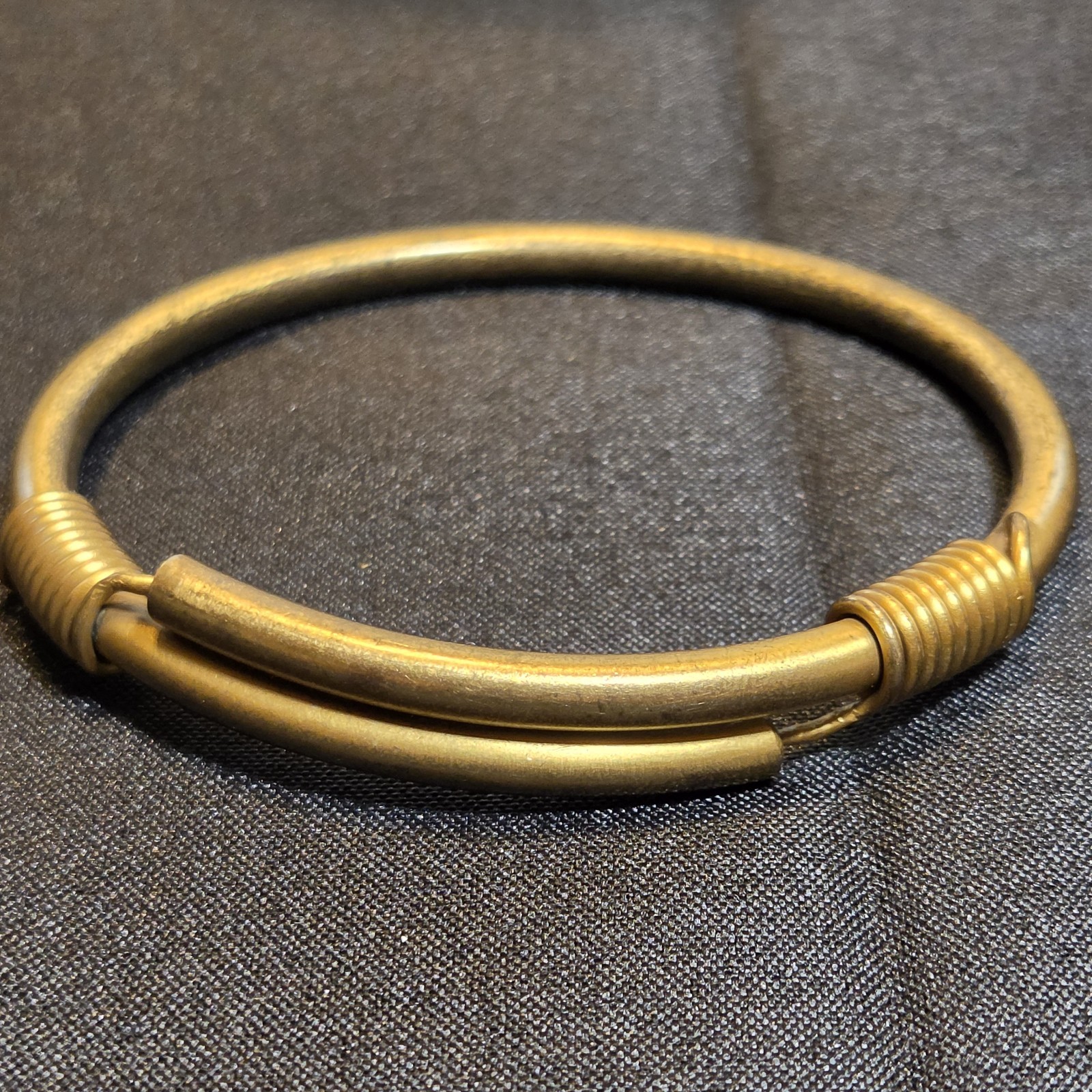 Classic Gold-tone Wire Bangle With Sleek Minimalist Wrap Design For Moder Style