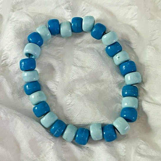 Adjustable Blue & White Plastic Round Bead Stretch Bracelet No Closure