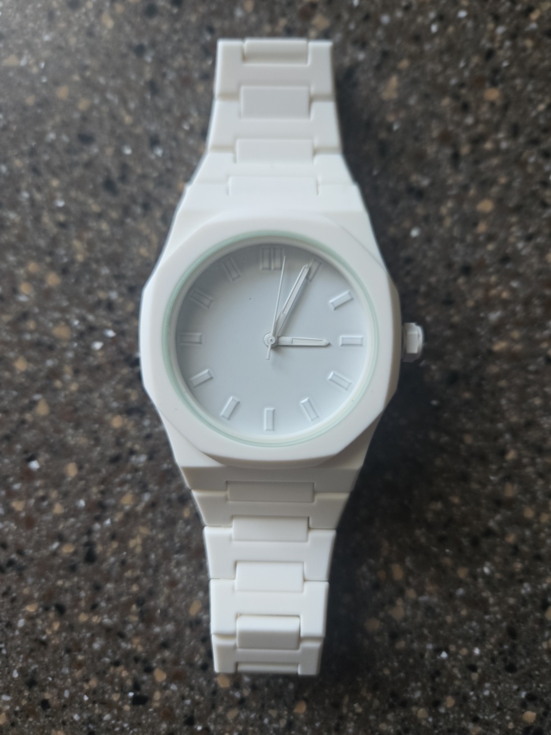 Quartz Analog Wristwatch White Plastic Unisex Round Casual Baton Indexes