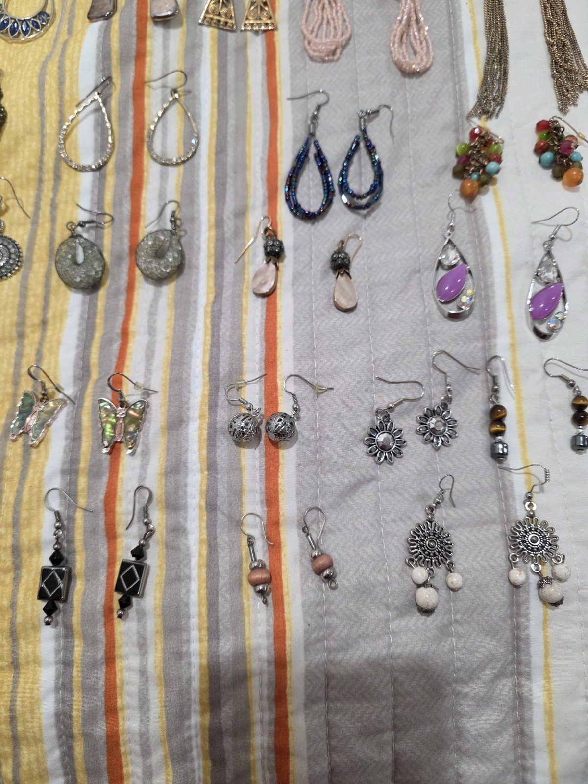 Mixed Lot Of 24 Pc Women’s Fashion Dangle Earrings Multicolor Mixed Metals