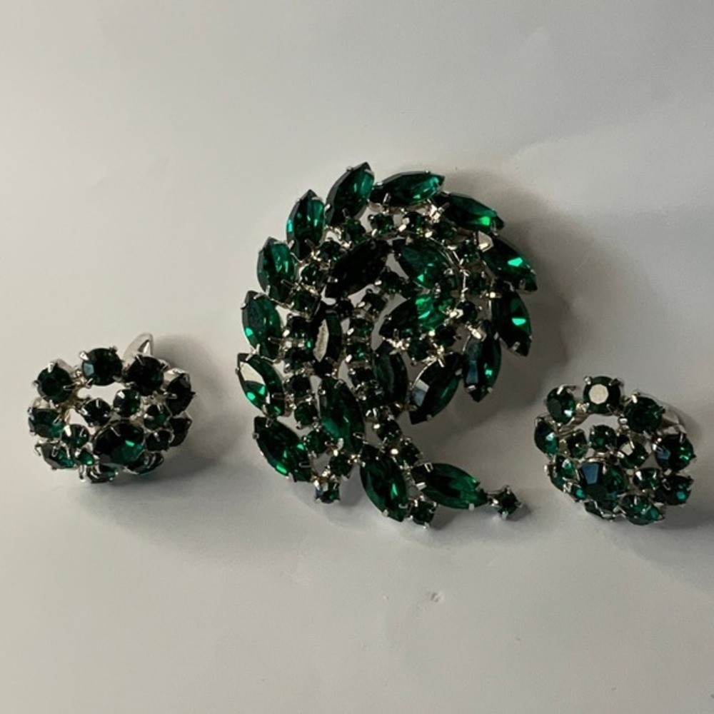 Kramer Brooch and Clip On Earrings Set Emerald Green Rhinestone Vintage