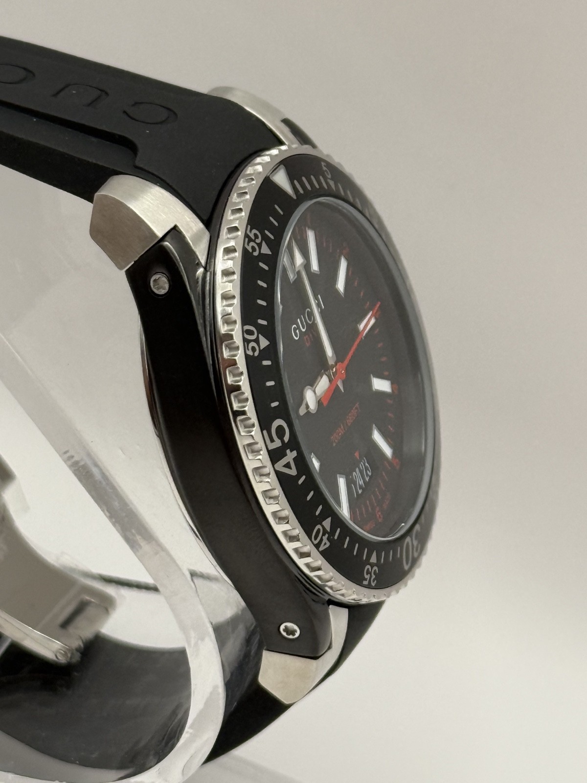 Gucci Dive Quartz Black Dial Black Rubber Strap 40 MM. Watch YA136303