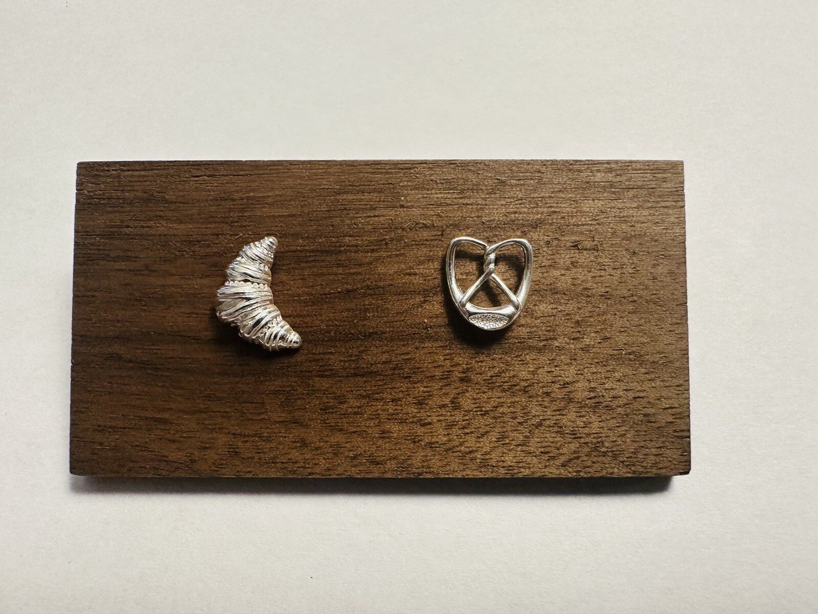 1 Pair of 925 sterling Silver Croissant Pretzel AB Stud Earrings