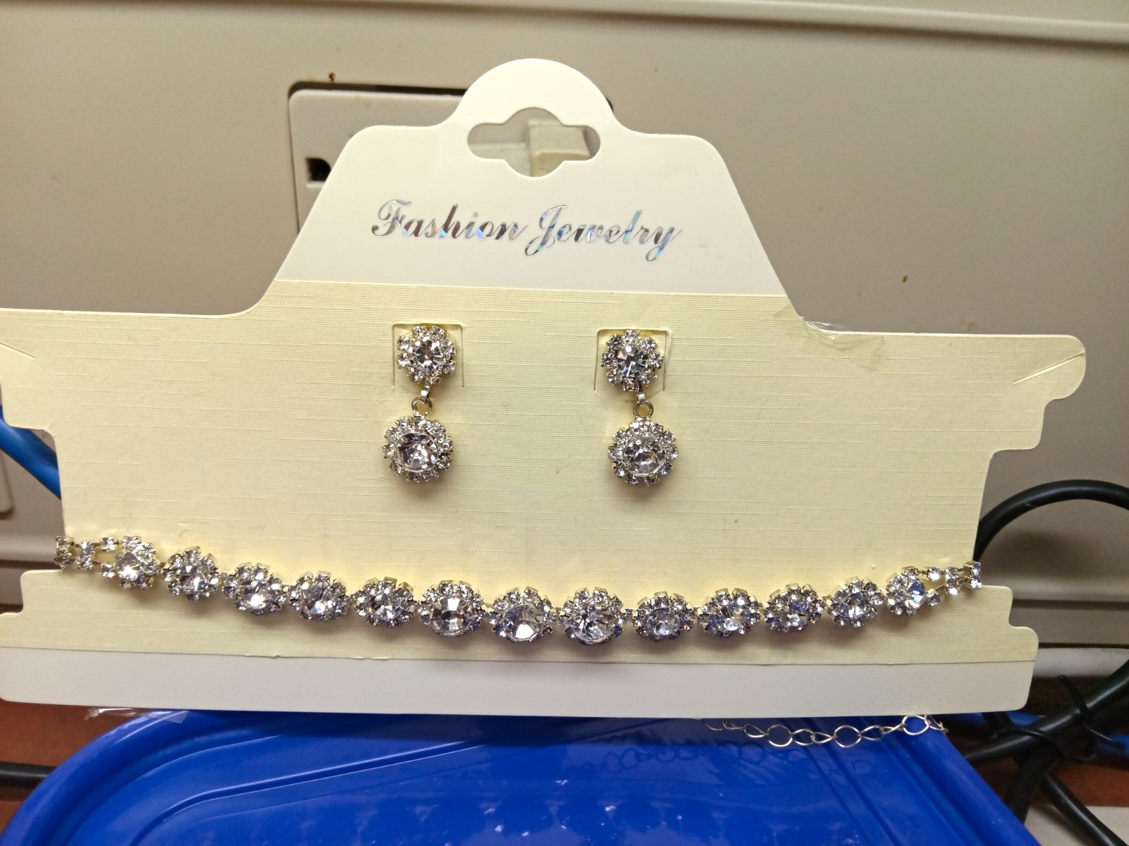 Beautiful Sparkly Rhinestone Necklace & Earring Set