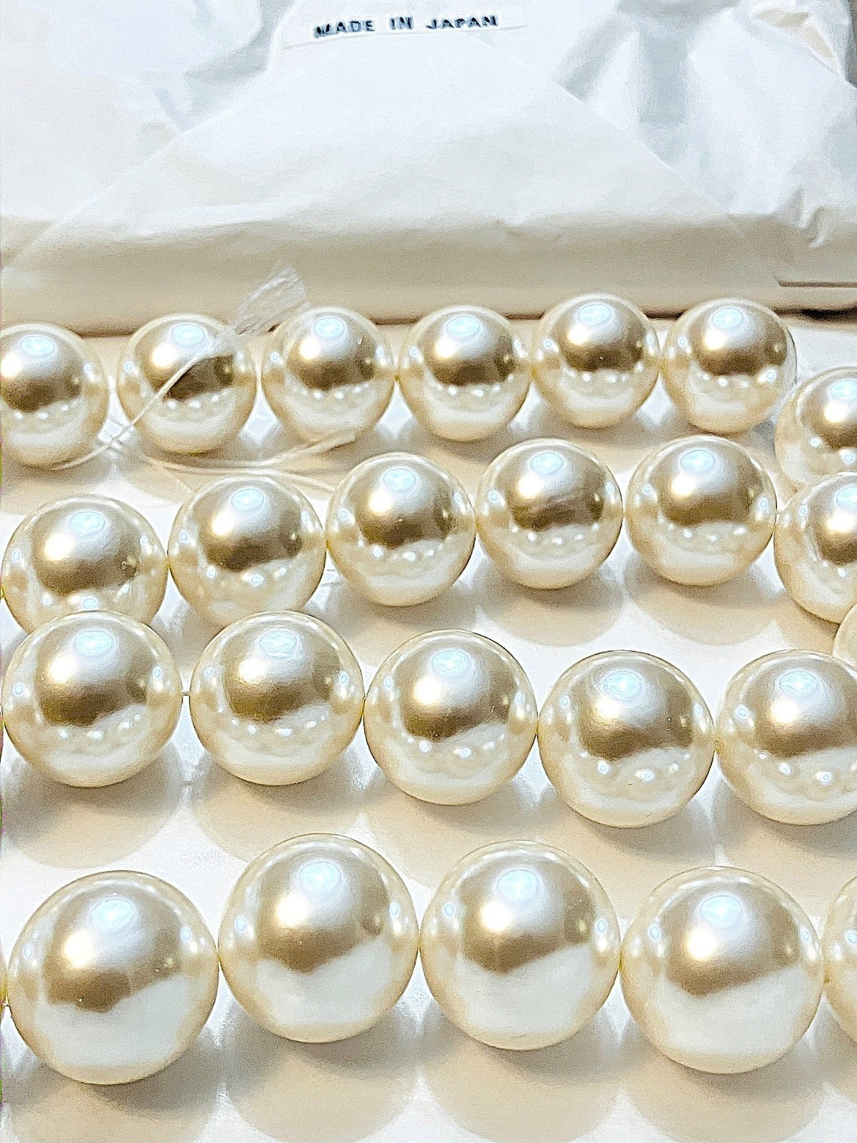 35 VINTAGE JAPAN CULTURA PEARL ACRYLIC 22mm. LARGE ROUND BEADS (30″ STRING) 2340
