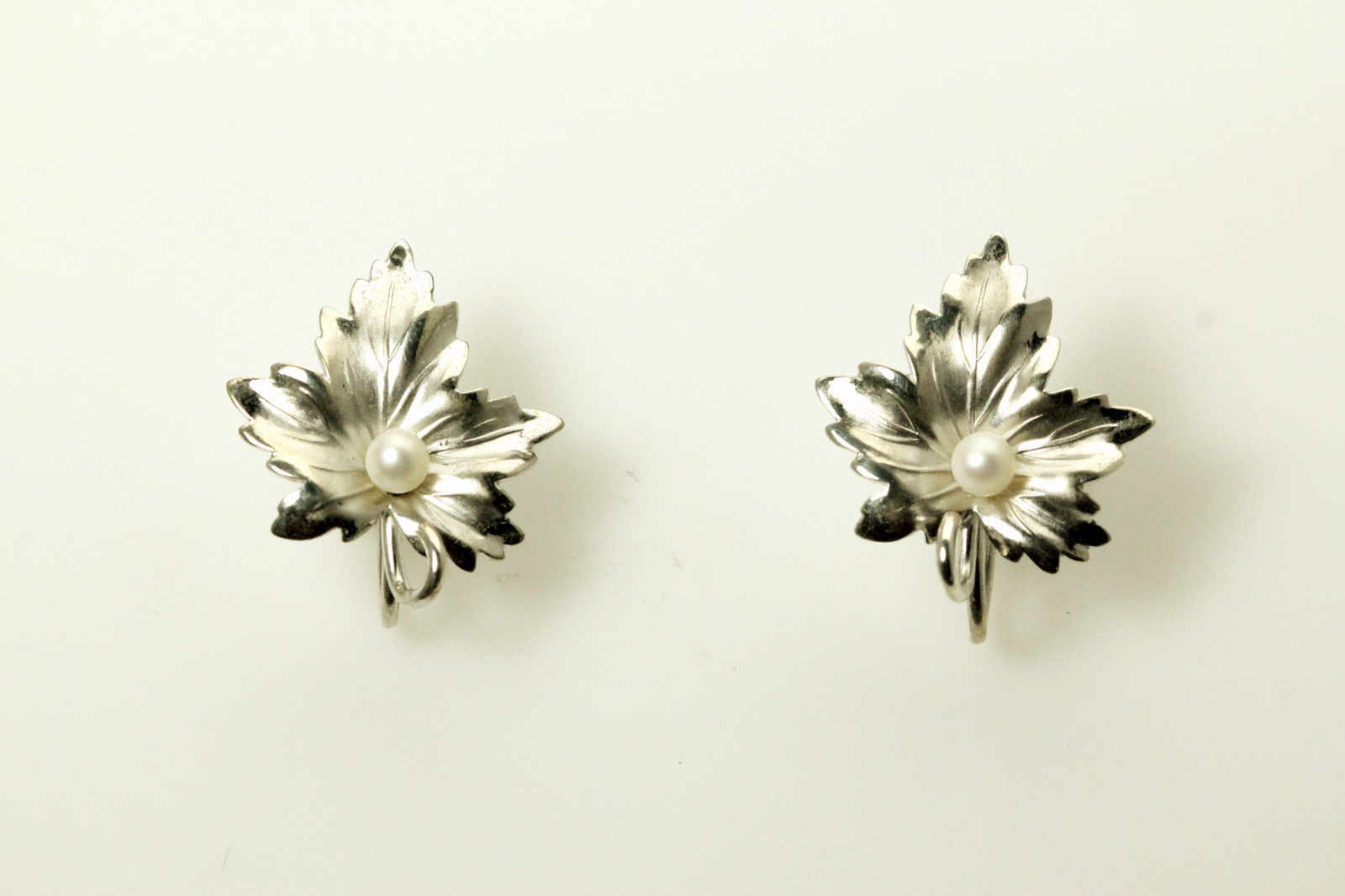 925 Sterling Silver Pearl on Leaf Non-Pierced Screw Back Earrings 5g (EAR4323)