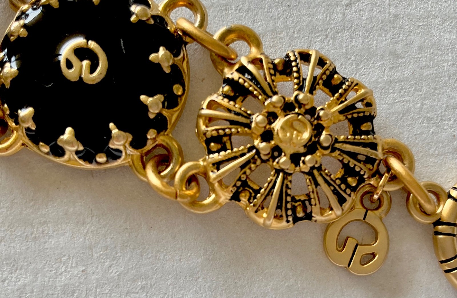 VINTAGE ST JOHN SIGNED ENAMEL LOGO MALTESE CROSS LINK CHAIN BRACELET GOLD METAL