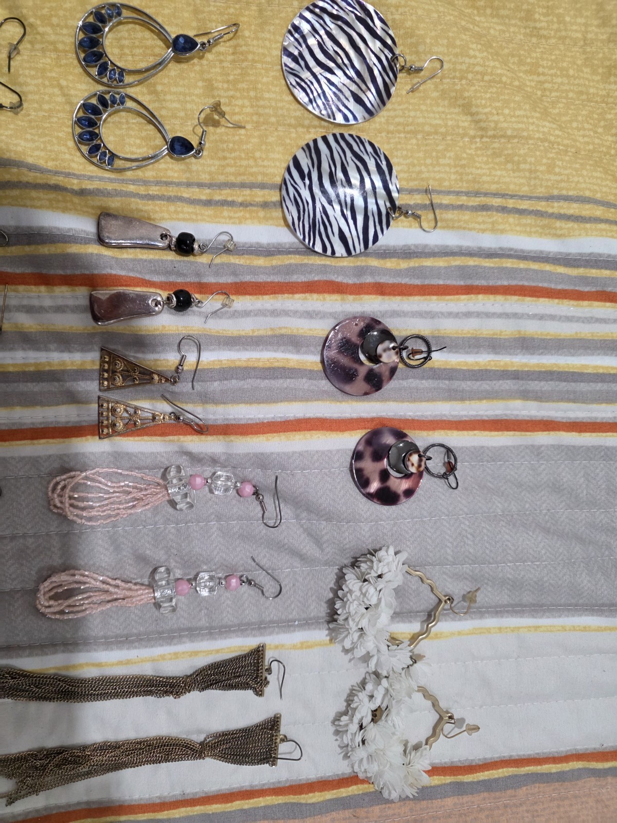 Mixed Lot Of 24 Pc Women’s Fashion Dangle Earrings Multicolor Mixed Metals