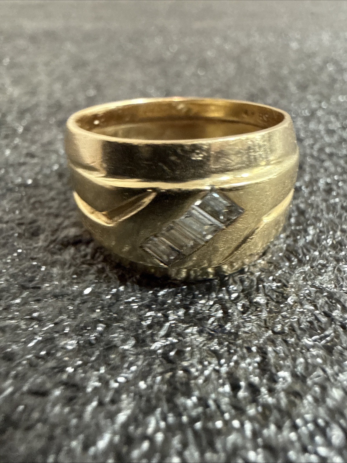 14k 7.7Gram Gold And Diamond Ring Size 6.5 Stunning