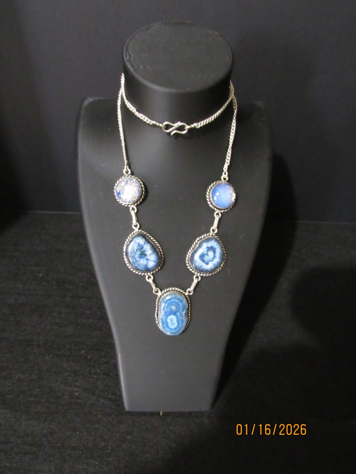 SILVER TONE BLUE DYED AGATE NECKLACE 18″ VGUC
