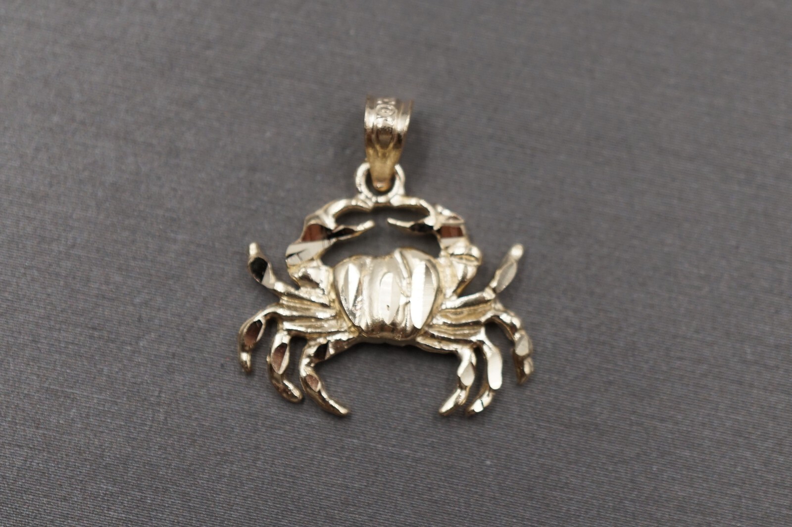 10K Solid Yellow Gold 0.8″ Diamond Cut Crab Charm Pendant.
