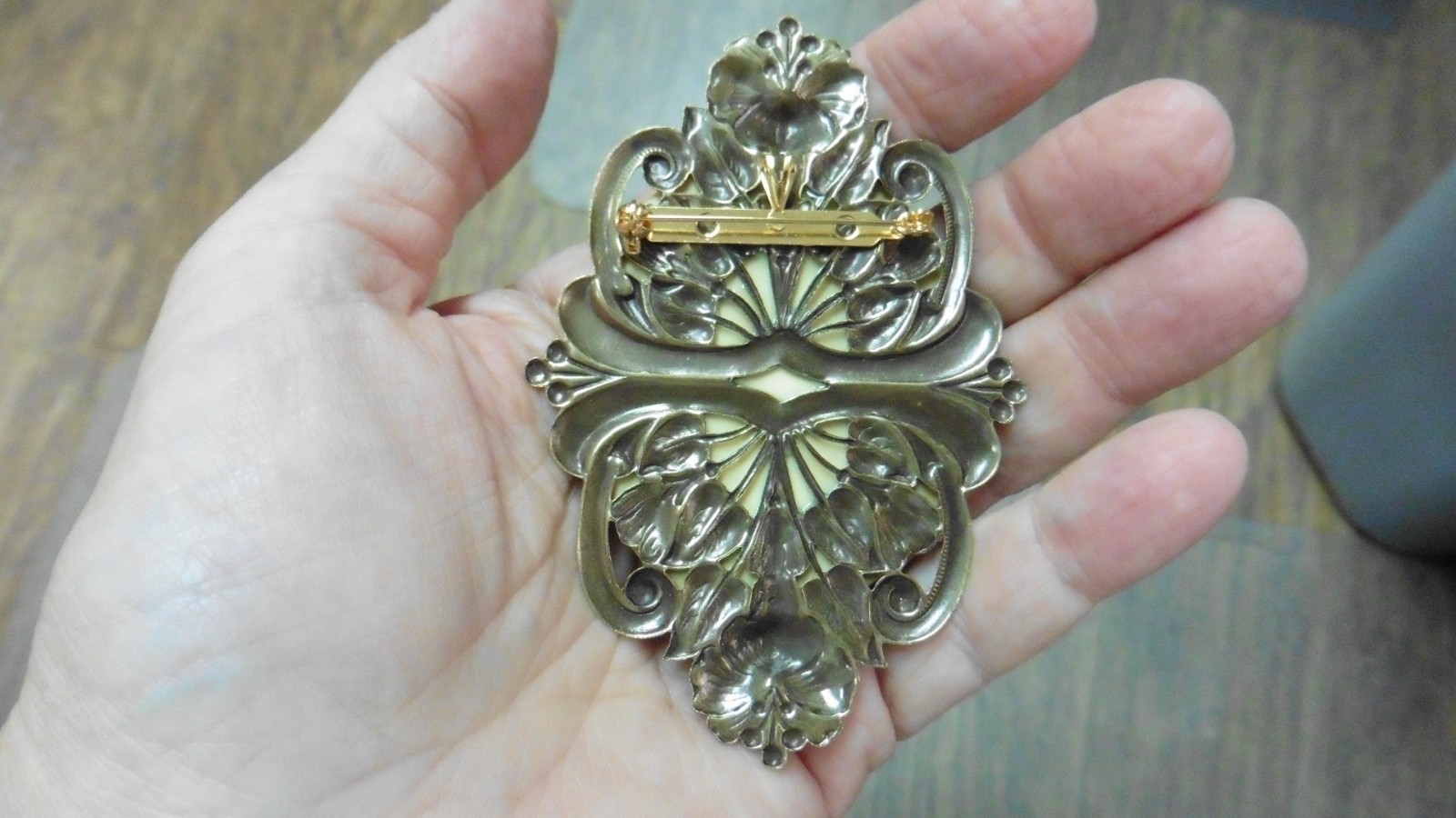 (CL18-22) LARGE BEAUTIFUL LADY off-white color CAMEO Brooch Pin Pendant Jewelry