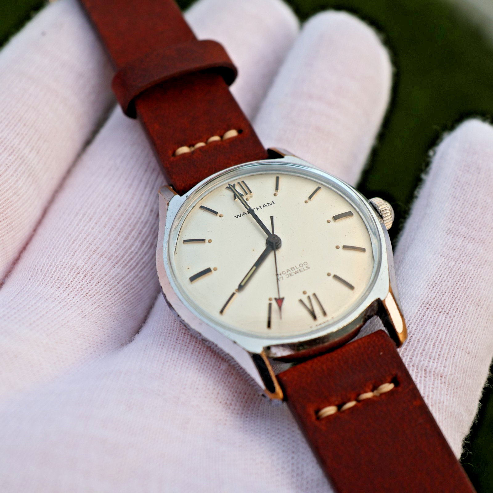 Vintage Waltham Incabloc 17 Jewel Swiss Mechanical Watch Roman Numerals, running