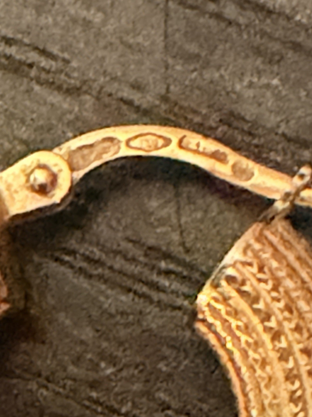 Vintage UnoAerre Italian 18kt Buttery Yellow Gold Etched 3/4″ Hoop Earrings