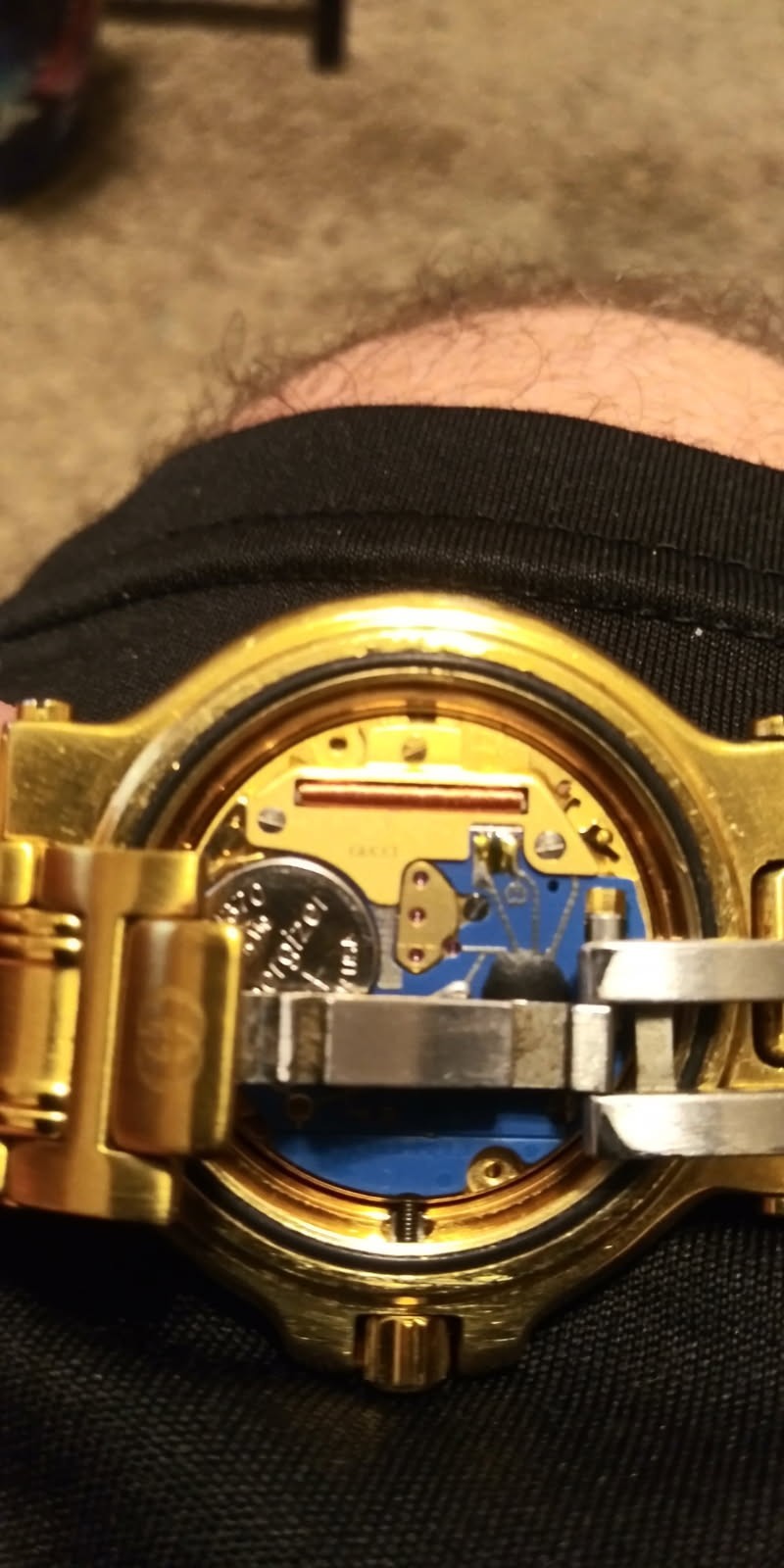 Gucci 9800 M Gold Stainless Steel Bracelet Watch Black Dial quartz movement