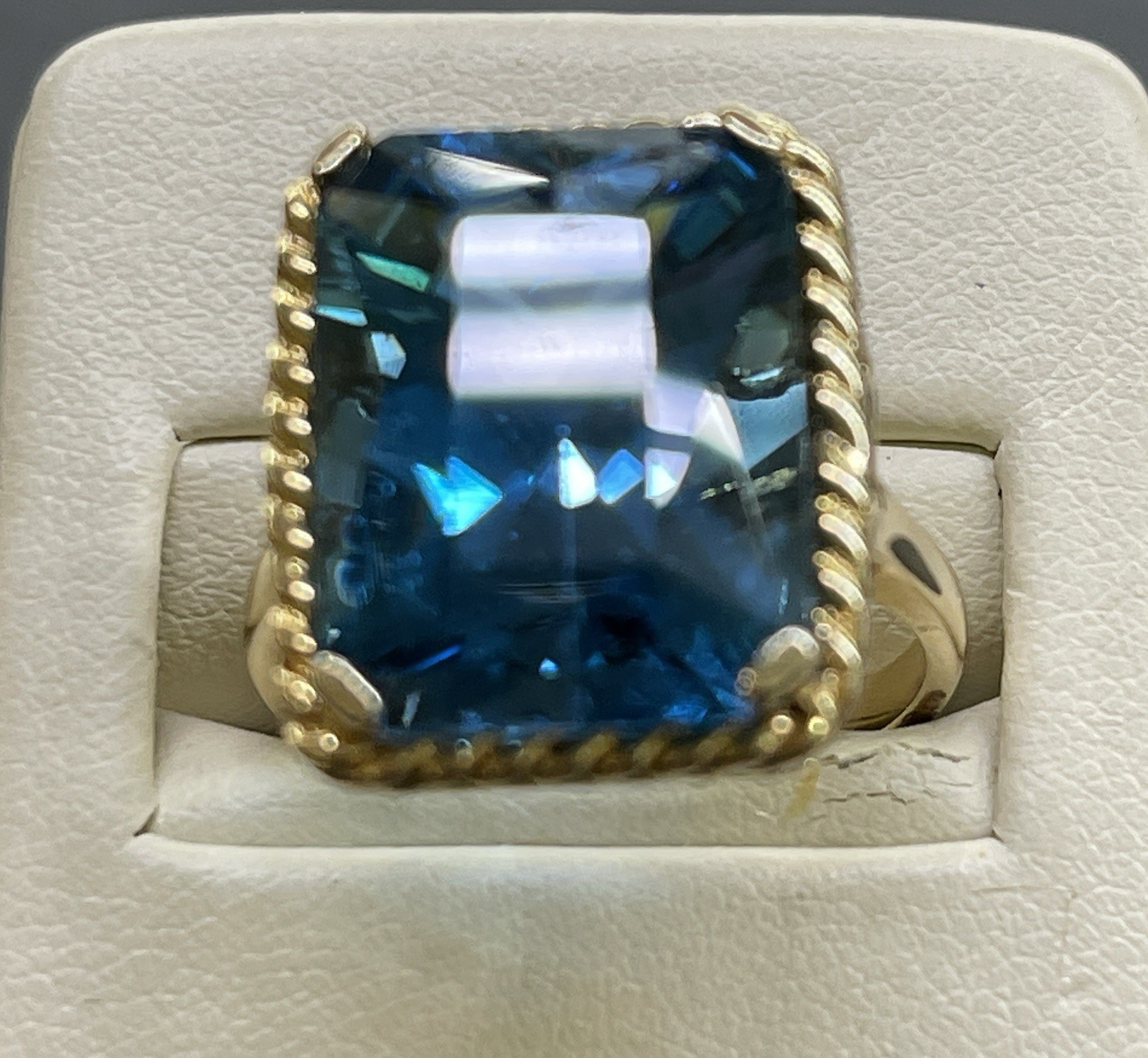 10K Yellow Gold Square Blue Stone Women’s Ring, sz 9.25