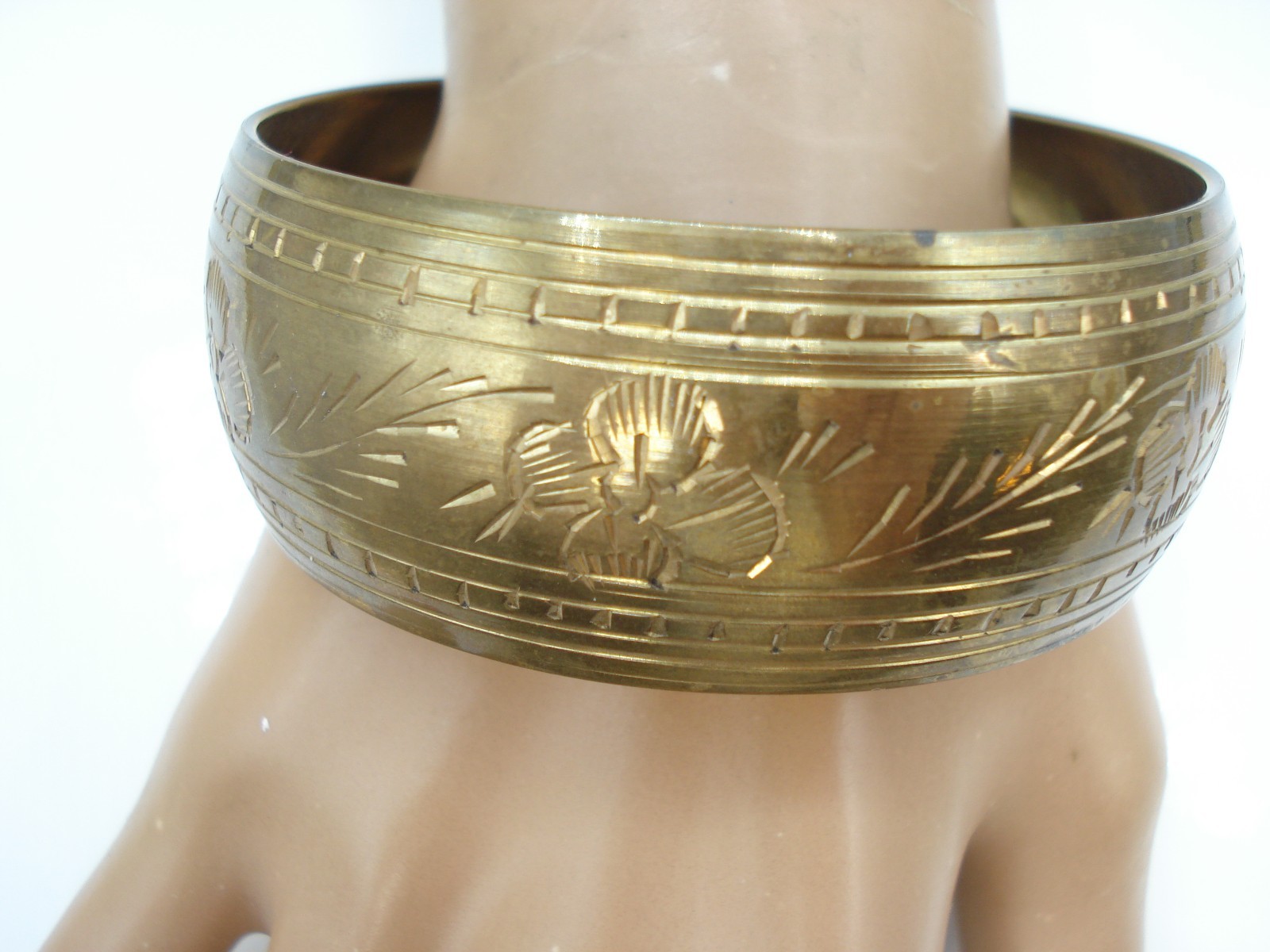 VINTAGE BANGLE BRACELET BRASS ETCHED ENGRAVED FLOWERS LEAVES 8″ X 1″