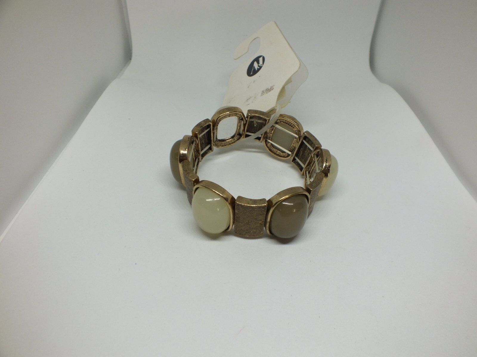 Beautiful Stretch Bracelet Gold Tone Olive Cabochons 1″ W x 2 1/4″ Acr A&I Label
