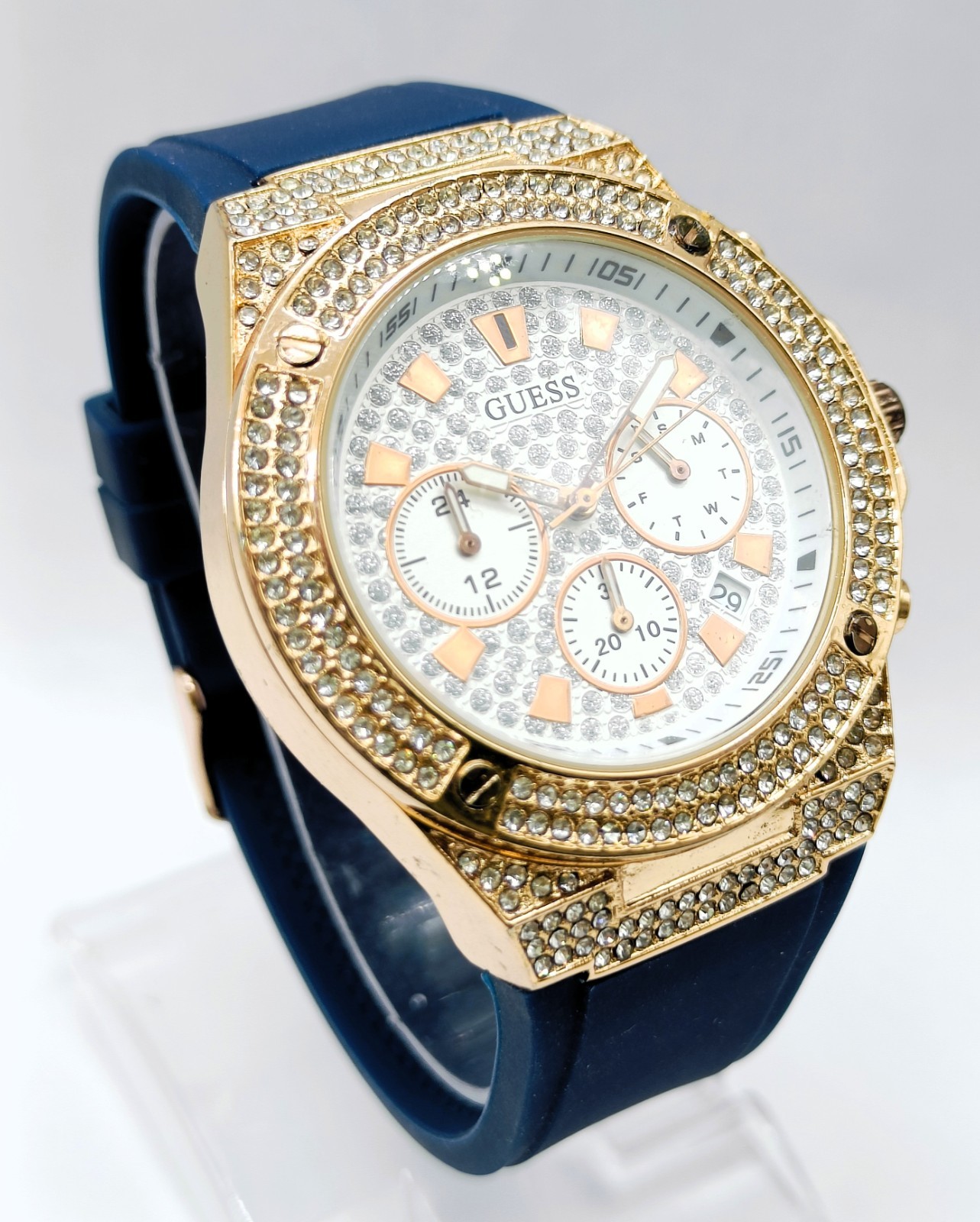 Amazing Guess Chronograph Date Indicator Quartz Analog Men’s Wrist Watch