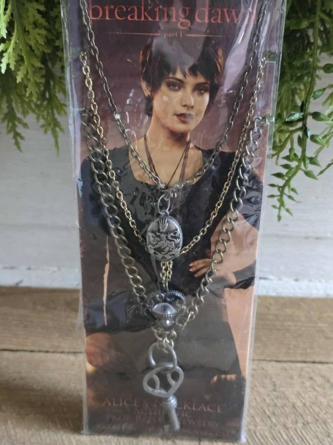 2011 Twilight Saga Breaking Dawn Part 2 Alice Cullen Prop Replica Necklace