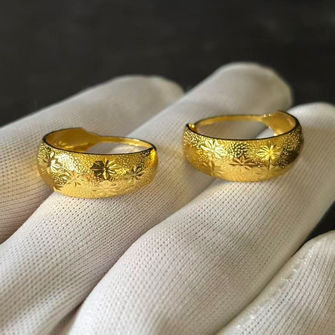 Vintage Floral Pattern Huggie Hoop Earrings Gold-plated (NOT SURE) No Mark