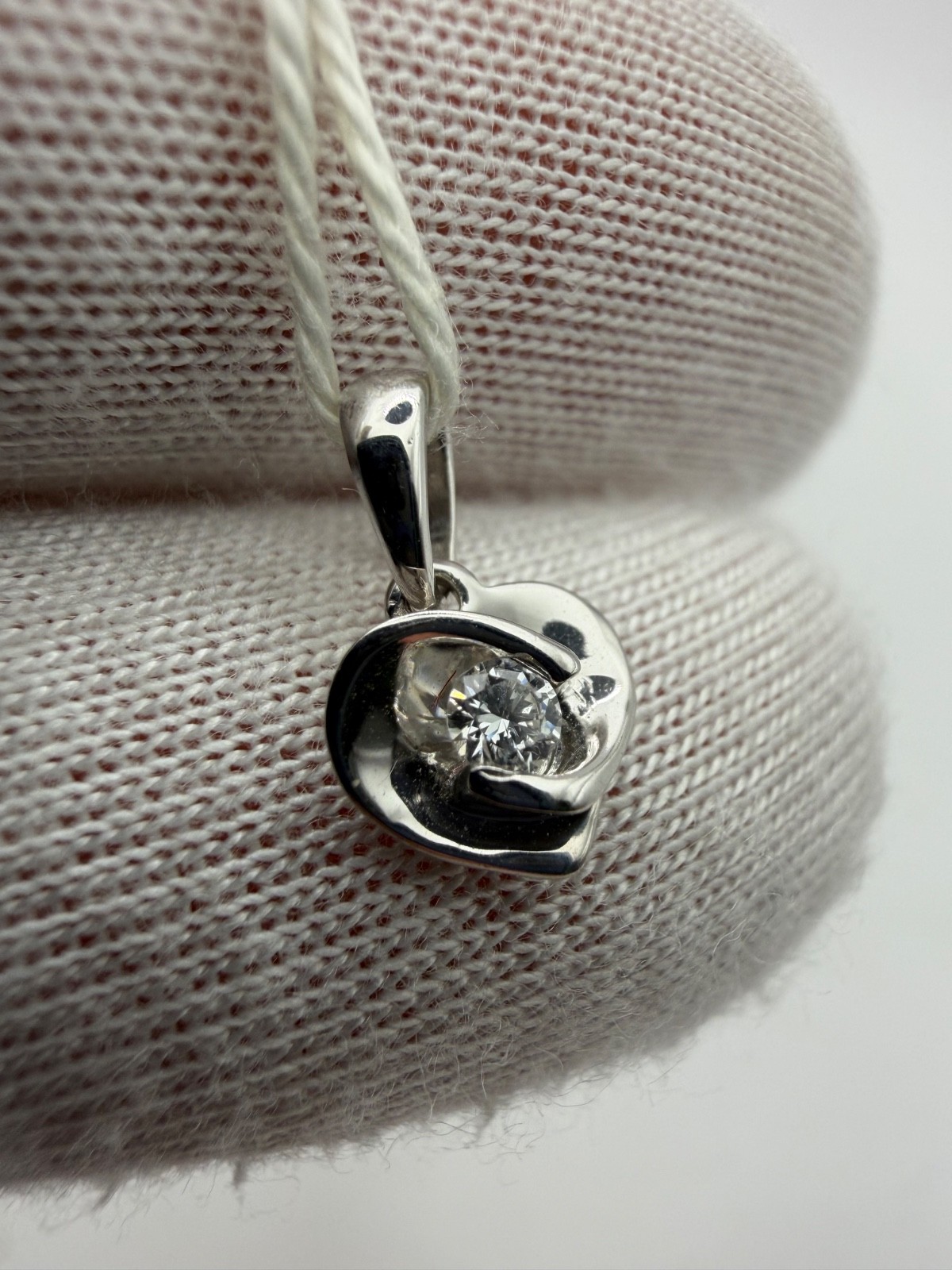 Charming Tender 14K 585 White Gold Heart Pendant 0.06ct Diamond Vintage – 0.55g