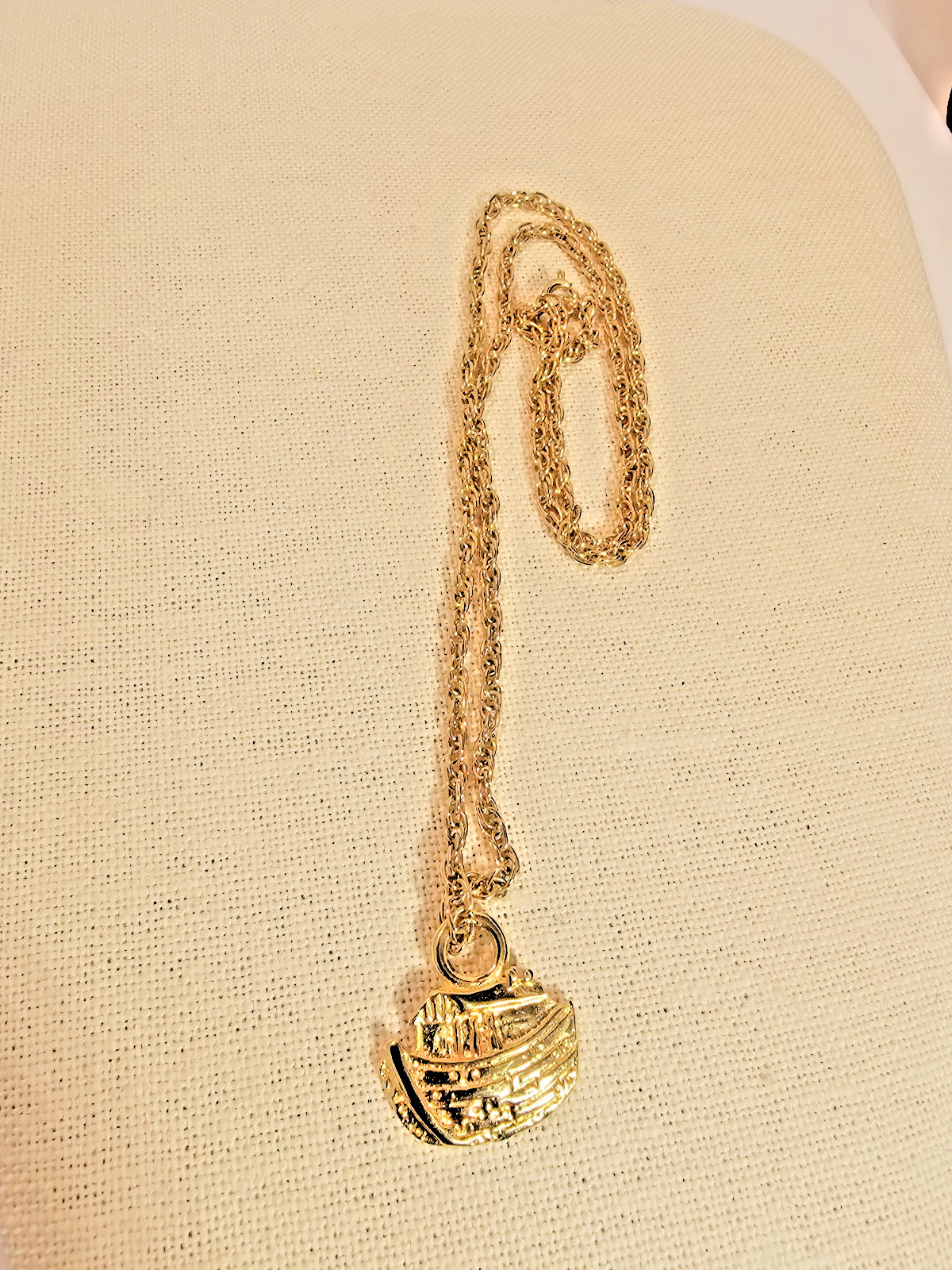 Bright gold tone Noah’s Ark pendant and 24 inch gold tone chain necklace