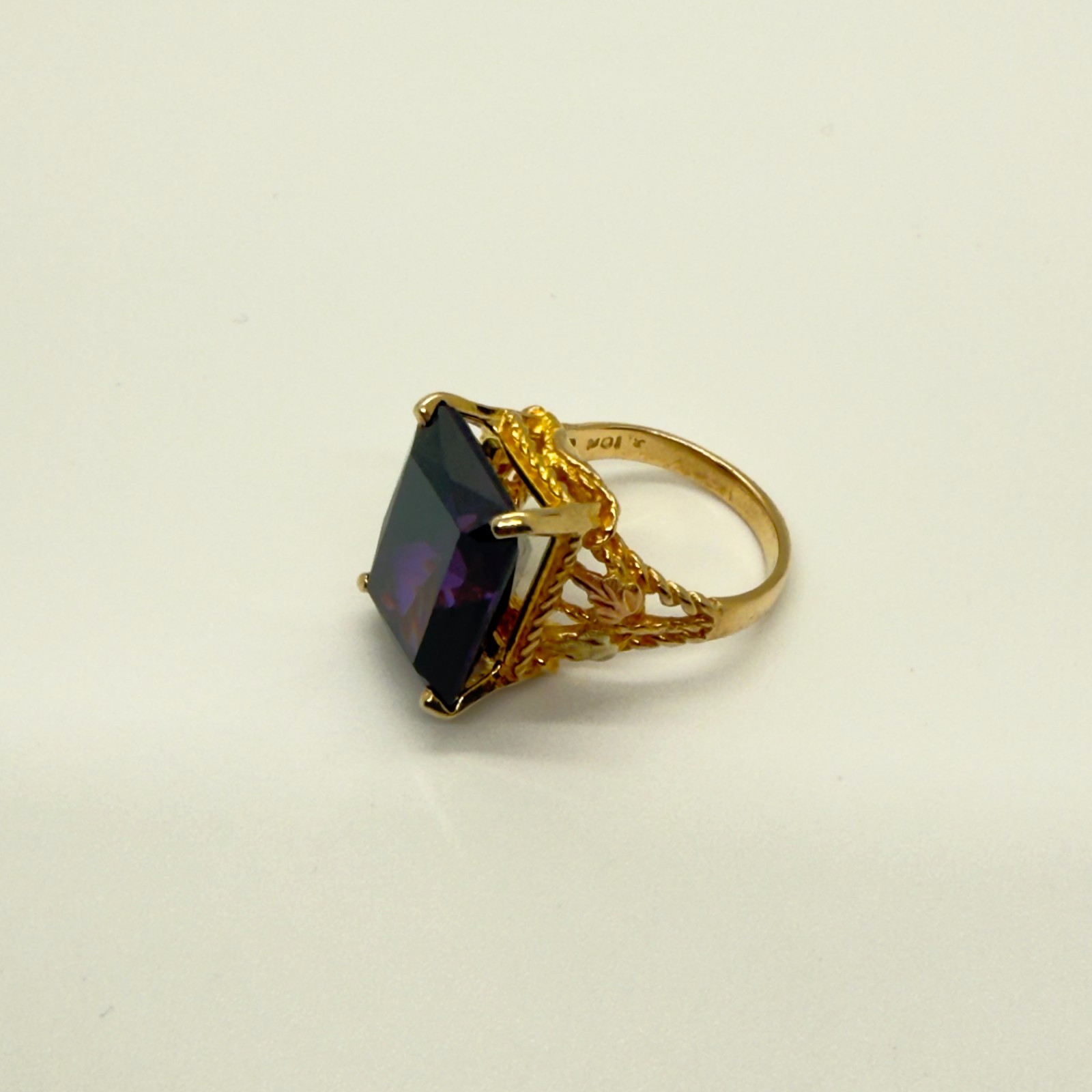 Vintage Landstrom’s Black Hills Gold 10K & 12K Synthetic Alexandrite Ring Sz 6