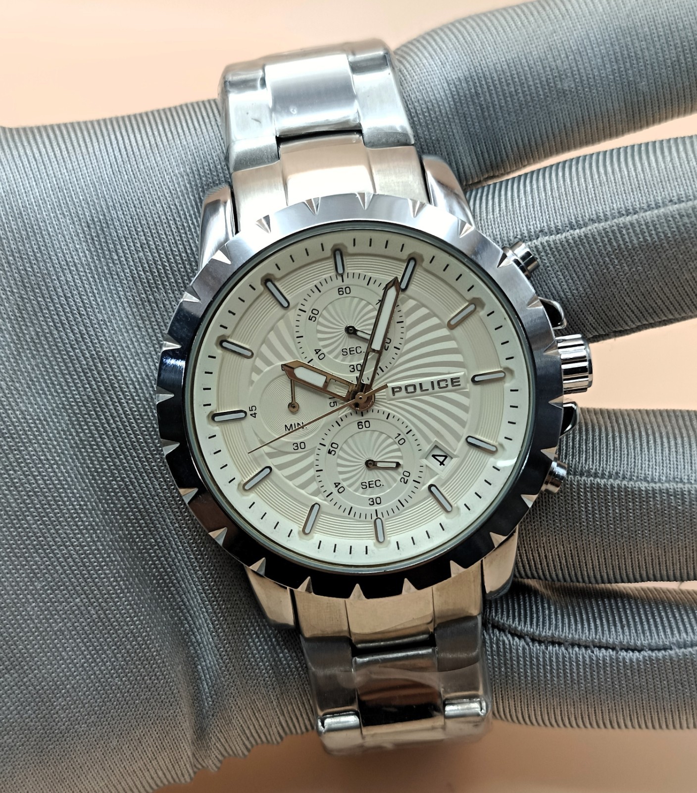 Police Date Indicator Off White Dial Analog Refurbished Men’s Wrist Watch