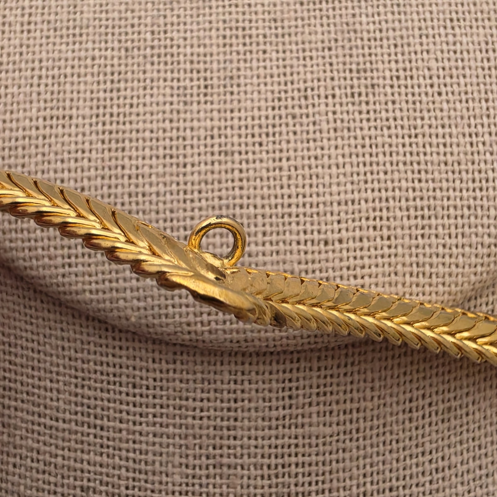 Vtg V Neck Chevron Thick Semi Rigid Chain Necklace Gold Tone 17″ READ 7.8mm