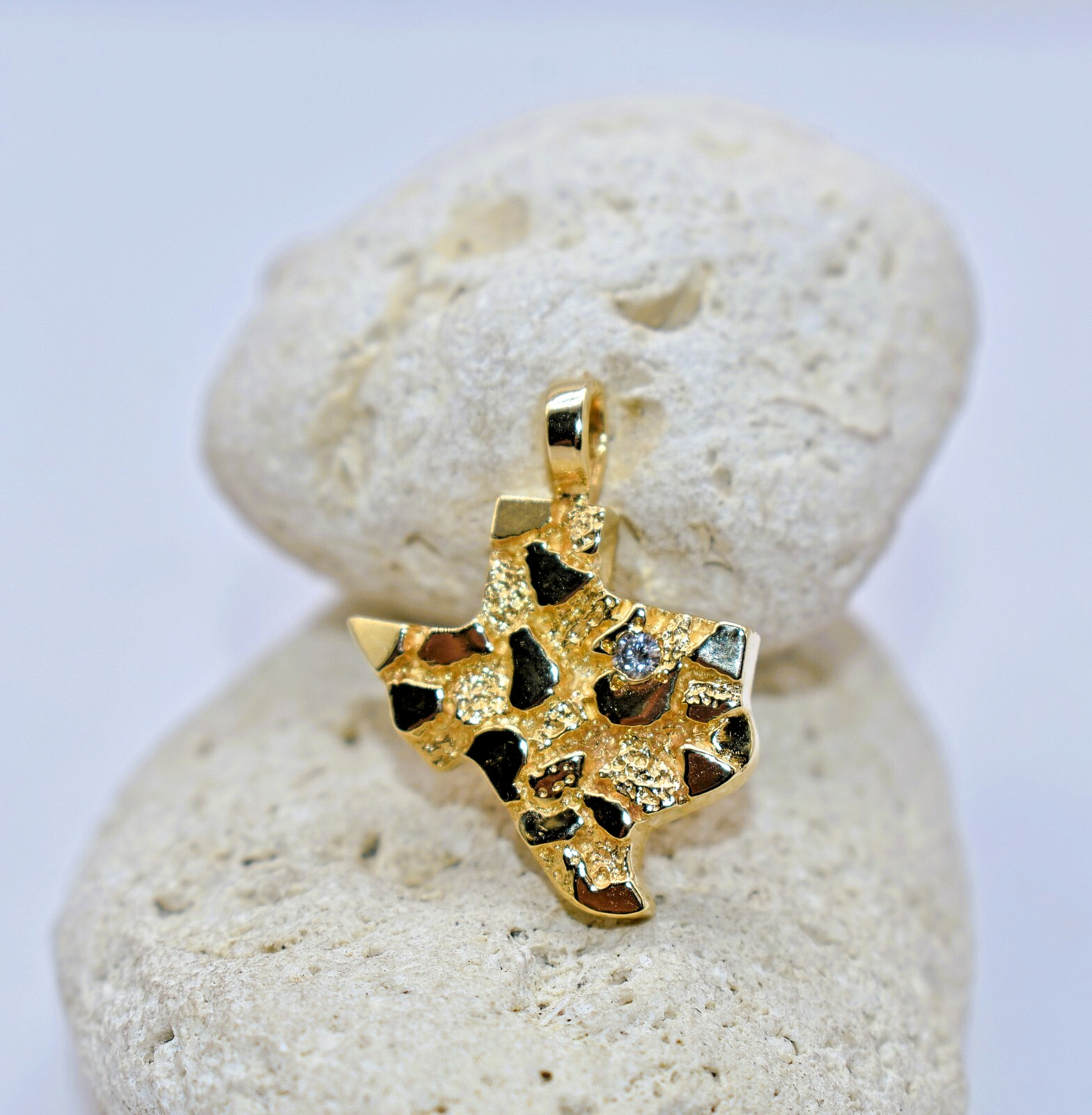 14 K Yellow Gold Nugget Texas State Pendant w/Diamond Acent 5.3 grams 1 inch