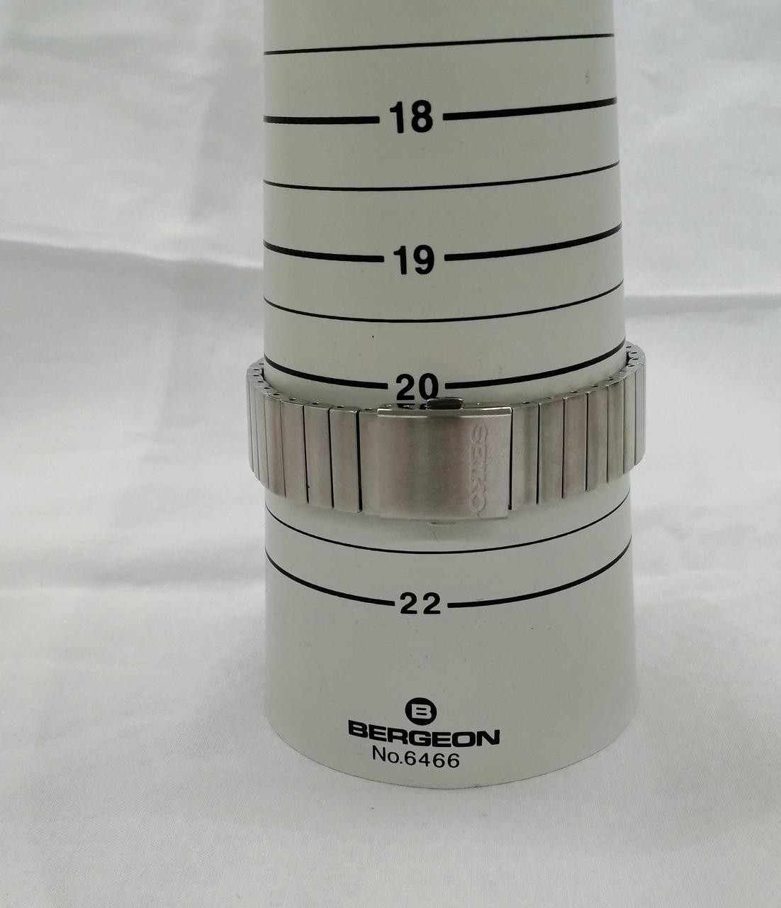 SEIKO Automatic Wristwatch Model 4R36 16CO