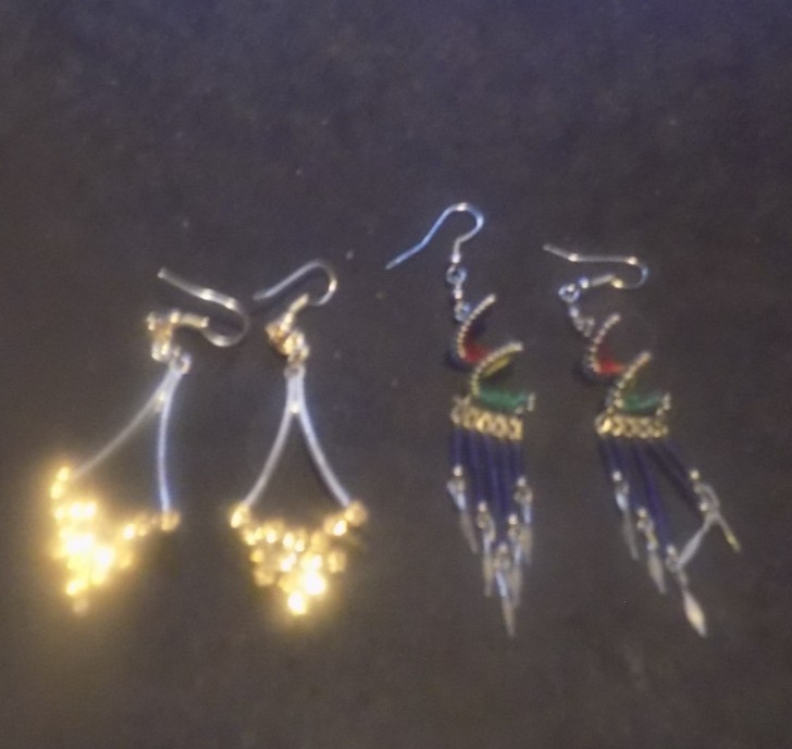 2 pair of dangle earrings 1 pair with gold rhinestones, 1 pair string art (534)