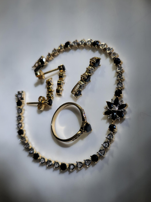 Vintage natural sapphire and diamond set in 14K solid yellow gold