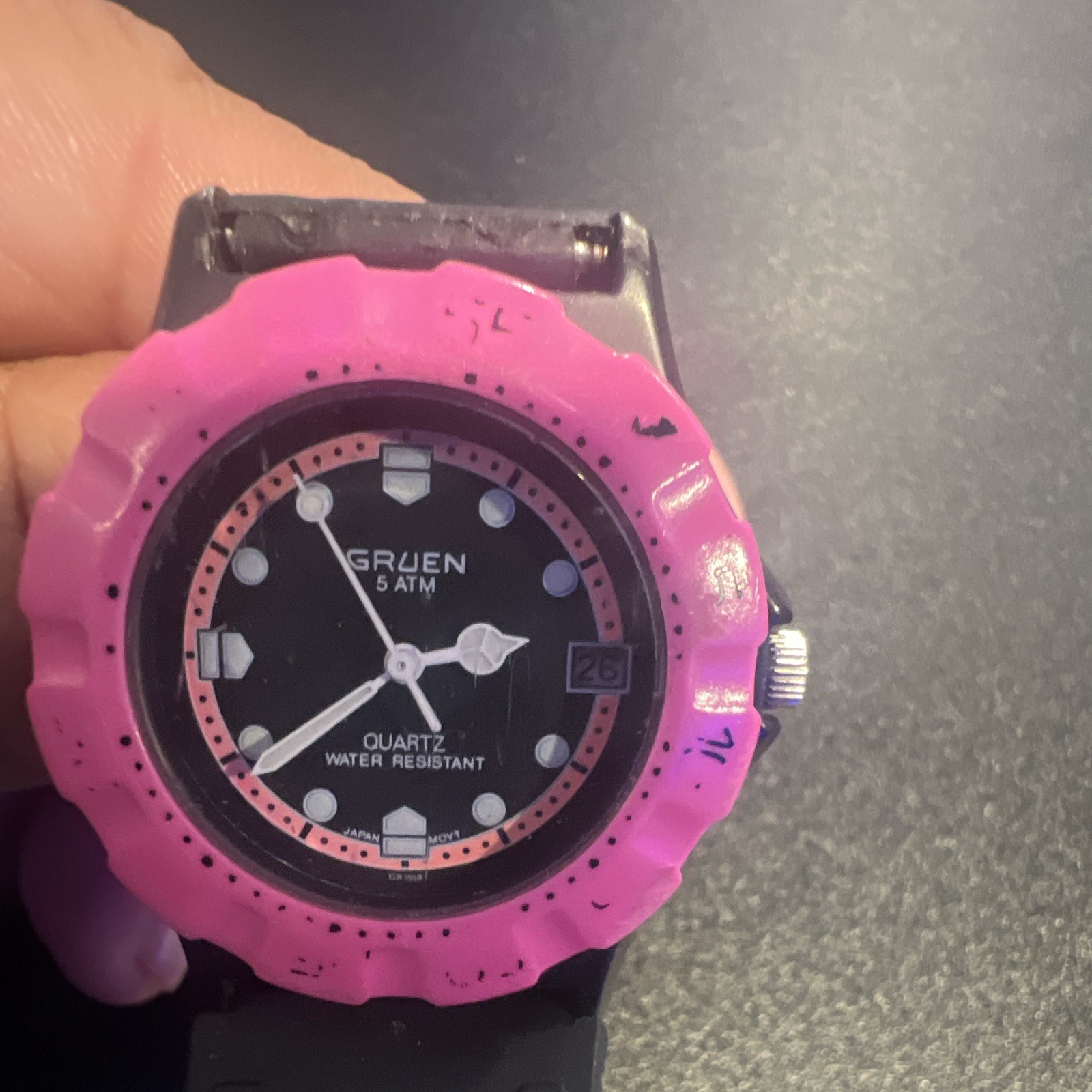 Gruen 5 ATM Quartz 50 m Date Black Dial Pink Bezel Black Rubber Strap