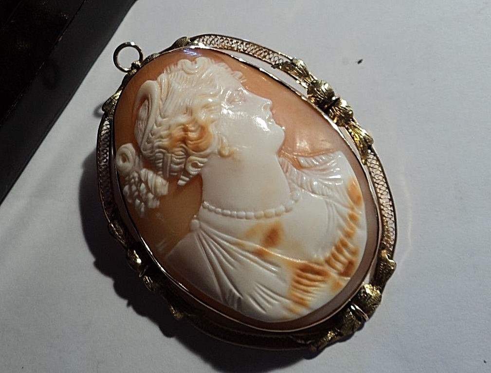 Antique 10K YG Hardshell Cameo 2.2″ Pendant Brooch Pendant Orig. Leather Box 15g