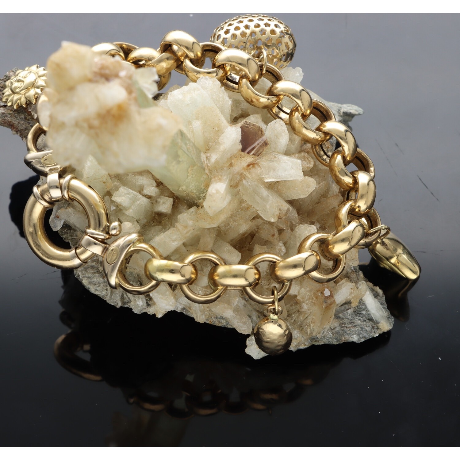 750/1000 GOLD BRACELET. , 18 KT WITH CHARM PENDANTS