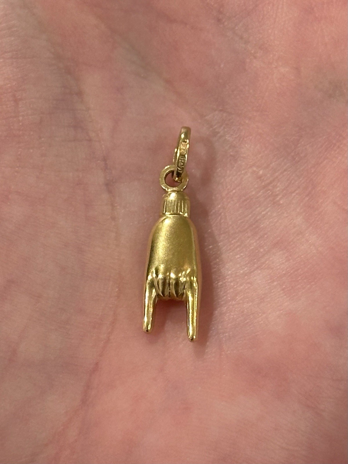 18k solid gold vintage UnoAErre mano cornuto charm pendant Italian rare