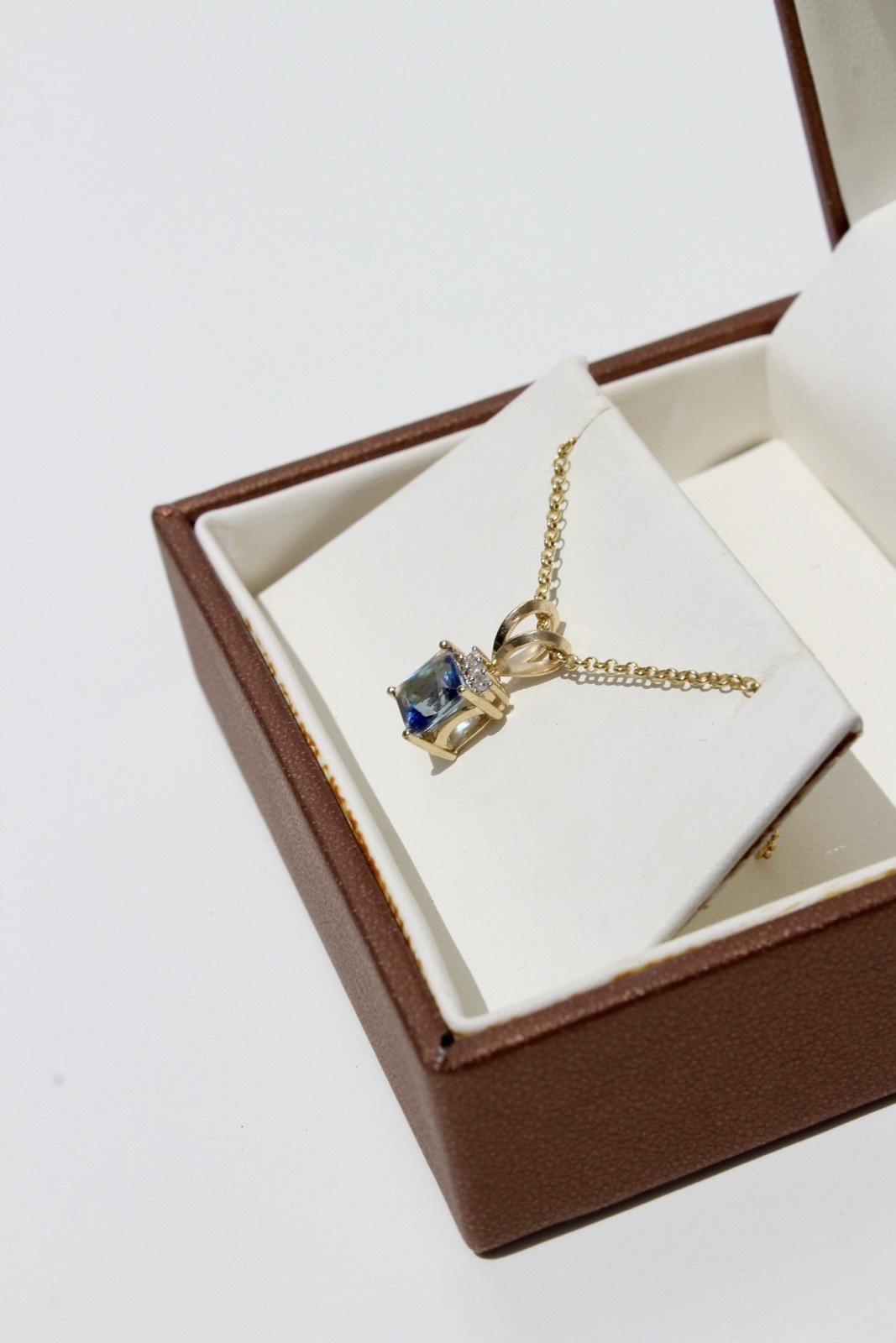 Alexandrite & Diamond Pendant, 1.37 Carats 10K Gold